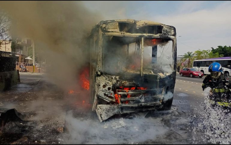 Elementos de bomberos acudieron rápidamente al sitio para controlar la emergencia. ESPECIAL