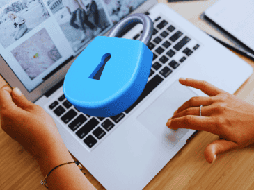 Expertos en seguridad digital explican por qué borrarlas periódicamente es vital para proteger tus datos bancarios y evitar el rastreo de tus compras en línea. ESPECIAL / CANVA