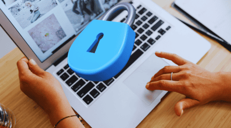 Expertos en seguridad digital explican por qué borrarlas periódicamente es vital para proteger tus datos bancarios y evitar el rastreo de tus compras en línea. ESPECIAL / CANVA