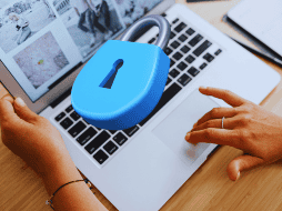 Expertos en seguridad digital explican por qué borrarlas periódicamente es vital para proteger tus datos bancarios y evitar el rastreo de tus compras en línea. ESPECIAL / CANVA