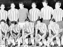 Durante la temporada regular 1969-1970 (se jugó de julio a diciembre de 1969), el formato tradicional coronó a un campeón indiscutible meses antes de que el balón mundialista rodara: las Chivas. EL INFORMADOR / ARCHIVO