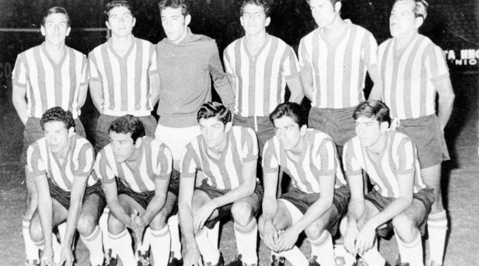 Durante la temporada regular 1969-1970 (se jugó de julio a diciembre de 1969), el formato tradicional coronó a un campeón indiscutible meses antes de que el balón mundialista rodara: las Chivas. EL INFORMADOR / ARCHIVO