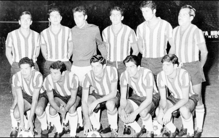 Durante la temporada regular 1969-1970 (se jugó de julio a diciembre de 1969), el formato tradicional coronó a un campeón indiscutible meses antes de que el balón mundialista rodara: las Chivas. EL INFORMADOR / ARCHIVO