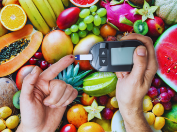 Aunque frutas y verduras son esenciales, existen alimentos que pueden disparar la glucosa y complicar el control de la diabetes. ESPECIAL / CANVA