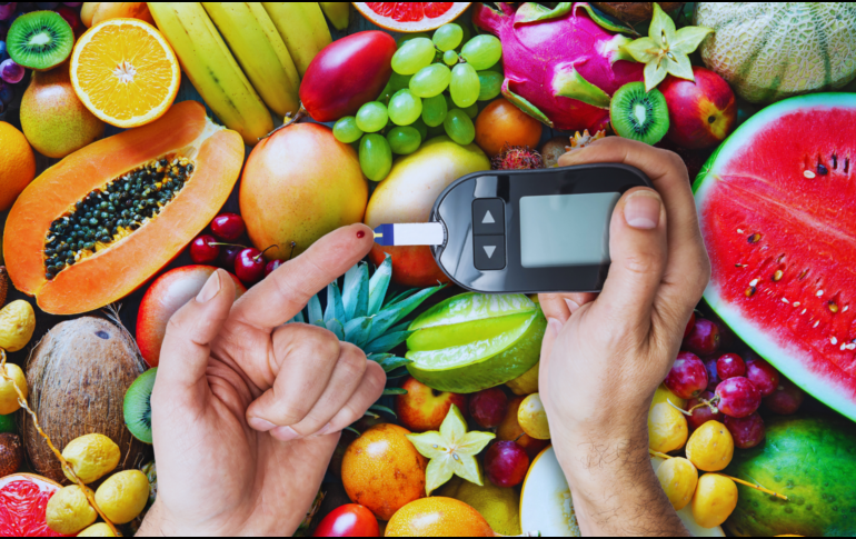 Aunque frutas y verduras son esenciales, existen alimentos que pueden disparar la glucosa y complicar el control de la diabetes. ESPECIAL / CANVA