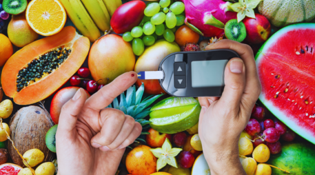 Aunque frutas y verduras son esenciales, existen alimentos que pueden disparar la glucosa y complicar el control de la diabetes. ESPECIAL / CANVA