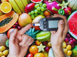 Aunque frutas y verduras son esenciales, existen alimentos que pueden disparar la glucosa y complicar el control de la diabetes. ESPECIAL / CANVA