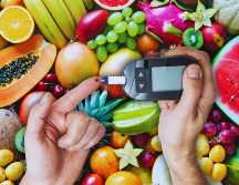 Aunque frutas y verduras son esenciales, existen alimentos que pueden disparar la glucosa y complicar el control de la diabetes. ESPECIAL / CANVA