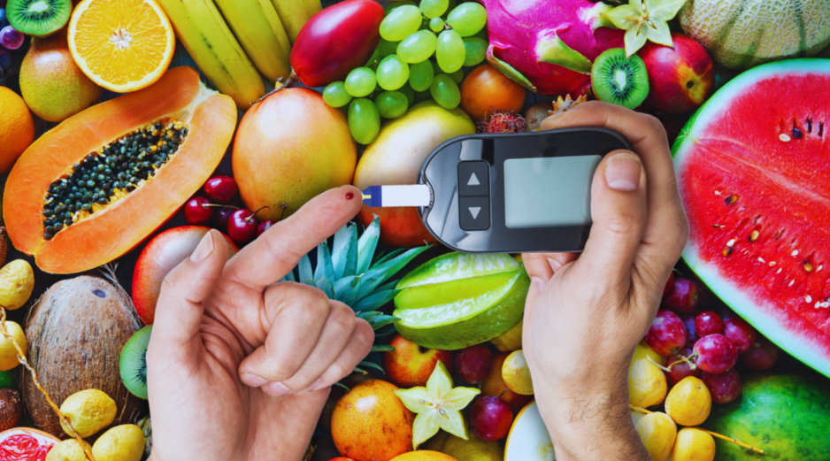 Aunque frutas y verduras son esenciales, existen alimentos que pueden disparar la glucosa y complicar el control de la diabetes. ESPECIAL / CANVA