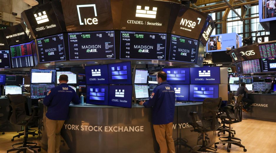 La reapertura del estrecho de Ormuz de este viernes, que quizá sea sólo temporal, es hasta ahora la señal más clara para el optimismo en Wall Street. EFE/S. Yenesel