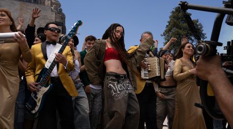 Belinda y Los Ángeles Azules se dejaron ver en el Monumento a la Revolución como parte del videoclip de 