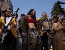 Belinda y Los Ángeles Azules se dejaron ver en el Monumento a la Revolución como parte del videoclip de 