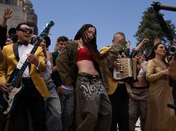 Belinda y Los Ángeles Azules se dejaron ver en el Monumento a la Revolución como parte del videoclip de 