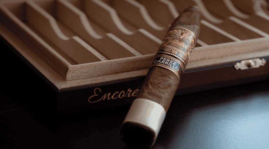 La franquicia busca transmitir una experiencia inmersiva donde tanto coleccionistas como aficionados puedan aprender sobre la fermentación, el añejamiento y el arte detrás de cada vitola premium. CANVA