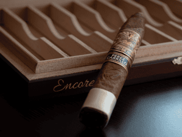 La franquicia busca transmitir una experiencia inmersiva donde tanto coleccionistas como aficionados puedan aprender sobre la fermentación, el añejamiento y el arte detrás de cada vitola premium. CANVA