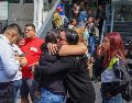 Familiares que aún permanecían a las afueras del edificio donde fueron hallados los restos de Edith Guadalupe se abrazan en un gesto de consuelo. SUN/L. Camacho