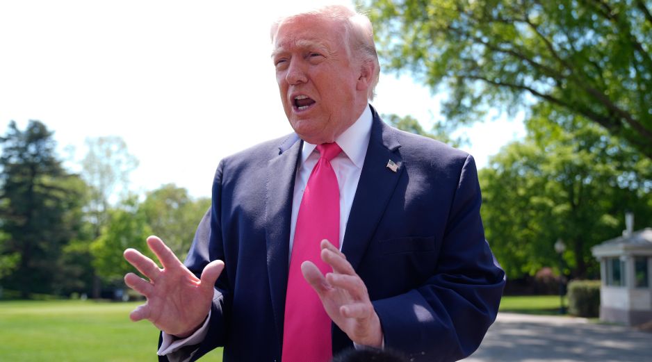 El presidente de Estados Unidos, Donald Trump, habla con reporteros antes de viajar en el Marine One desde el Jardín Sur de la Casa Blanca. AP/M. Balce