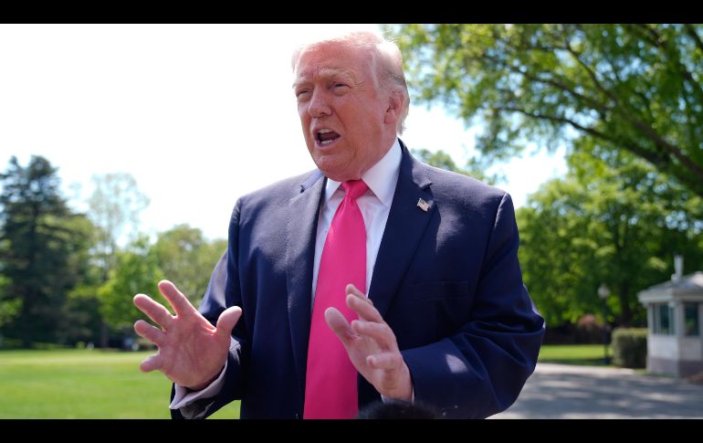 El presidente de Estados Unidos, Donald Trump, habla con reporteros antes de viajar en el Marine One desde el Jardín Sur de la Casa Blanca. AP/M. Balce