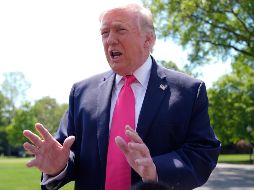 El presidente de Estados Unidos, Donald Trump, habla con reporteros antes de viajar en el Marine One desde el Jardín Sur de la Casa Blanca. AP/M. Balce