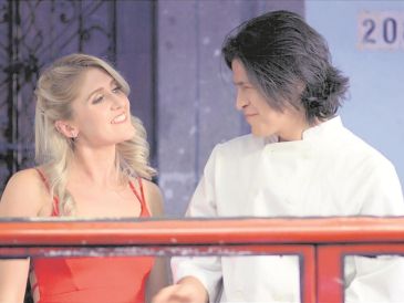 Kelsie McDonald y Cristo Fernández, protagonistas de la cinta “No se requieren traducciones”. ESPECIAL