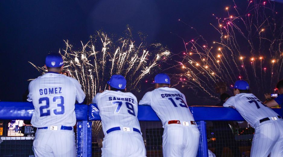 Pirotecnia ilumina el estadio Panamericano en el inicio de la temporada 2026 de la Liga Mexicana de Beisbol. CORTESÍA/Charros de Jalisco