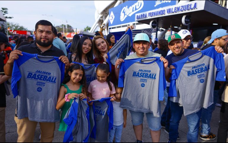Aficionados recibieron una camiseta conmemorativa del opening day. CORTESÍA/Charros de Jalisco