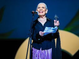 Conmovida, la actriz Luisa Huertas recibió el Mayahuel de Plata en la gala inaugural del Festival Internacional de Cine de Guadalajara, celebrando una vida dedicada al arte y la memoria del cine. EL INFORMADOR/ J. Acosta