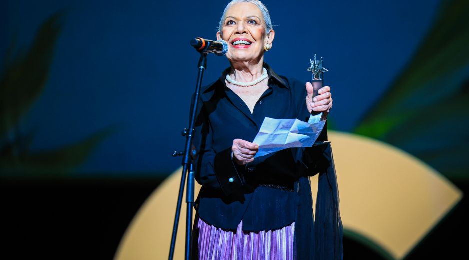 Conmovida, la actriz Luisa Huertas recibió el Mayahuel de Plata en la gala inaugural del Festival Internacional de Cine de Guadalajara, celebrando una vida dedicada al arte y la memoria del cine. EL INFORMADOR/ J. Acosta