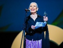 Conmovida, la actriz Luisa Huertas recibió el Mayahuel de Plata en la gala inaugural del Festival Internacional de Cine de Guadalajara, celebrando una vida dedicada al arte y la memoria del cine. EL INFORMADOR/ J. Acosta