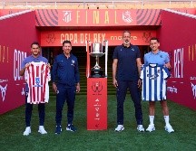 'Koke' Resorrución y Diego Simeone, capitán y entrenador del Atlético, posan al lado de sus homólogos de la Real Sociedad, Pellegrino Matarazzo y Mikel Oyarzabal, con el trofeo en disputa al centro. EFE/A. Martínez
