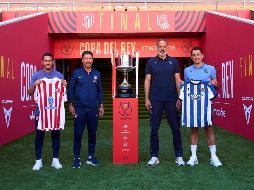 'Koke' Resorrución y Diego Simeone, capitán y entrenador del Atlético, posan al lado de sus homólogos de la Real Sociedad, Pellegrino Matarazzo y Mikel Oyarzabal, con el trofeo en disputa al centro. EFE/A. Martínez