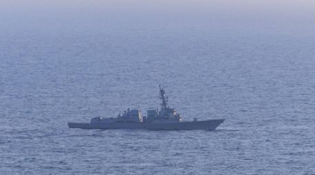 Destructor de misiles guiados USS Spruance estadounidense durante la operación de bloqueo a barcos iraníes este miércoles. Irán calificó esta medida como otro incumplimiento de acuerdos por parte de Washington. EFE/ Centcom