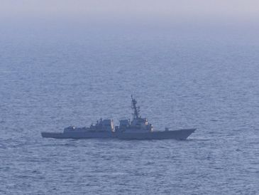 Destructor de misiles guiados USS Spruance estadounidense durante la operación de bloqueo a barcos iraníes este miércoles. Irán calificó esta medida como otro incumplimiento de acuerdos por parte de Washington. EFE/ Centcom