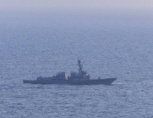 Destructor de misiles guiados USS Spruance estadounidense durante la operación de bloqueo a barcos iraníes este miércoles. Irán calificó esta medida como otro incumplimiento de acuerdos por parte de Washington. EFE/ Centcom