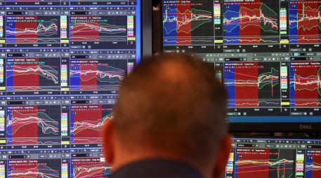 El balance del primer trimestre del año se ubicó en una minusvalía acumulada de 110 mil 596 millones de pesos en los ahorros pensionarios. EFE/S. Yenesel