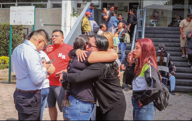 Familiares de Edith Guadalupe Valdés Zaldívar permanecen afuera de la Fiscalía de Investigación Territorial en Benito Juárez. EL UNIVERSAL