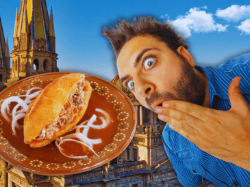 Si el pan se aguada o se rompe en los primeros cinco minutos, lamentablemente te informamos que no estás comiendo una auténtica torta ahogada digna de Jalisco. ESPECIAL / CANVA