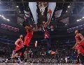 Donovan Mitchell, de los Cavaliers, encesta durante el partido contra los Toronto Raptors en el primer partido de la primera ronda de los Playoffs de la NBA. AFP / J. Haynes