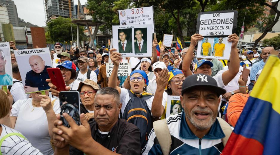 Personas gritan consignas durante una manifestación del sindicato de trabajadores este jueves, en Caracas. EFE/R. Peña