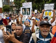 Personas gritan consignas durante una manifestación del sindicato de trabajadores este jueves, en Caracas. EFE/R. Peña