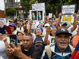 Personas gritan consignas durante una manifestación del sindicato de trabajadores este jueves, en Caracas. EFE/R. Peña