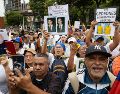 Personas gritan consignas durante una manifestación del sindicato de trabajadores este jueves, en Caracas. EFE/R. Peña