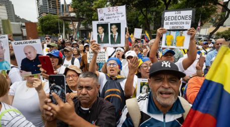 Personas gritan consignas durante una manifestación del sindicato de trabajadores este jueves, en Caracas. EFE/R. Peña