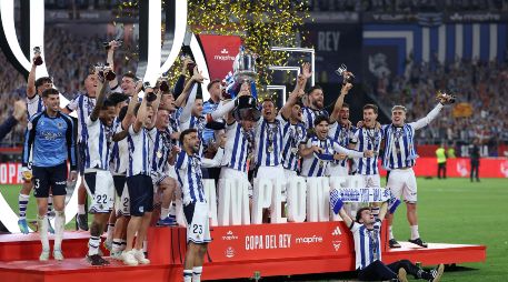 La Real pudo disfrutar de la cuarta Copa del Rey de su historia arropada por miles de aficionados en el estadio de La Cartuja de Sevilla. AFP/ T. COEX.