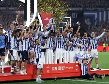 La Real pudo disfrutar de la cuarta Copa del Rey de su historia arropada por miles de aficionados en el estadio de La Cartuja de Sevilla. AFP/ T. COEX.