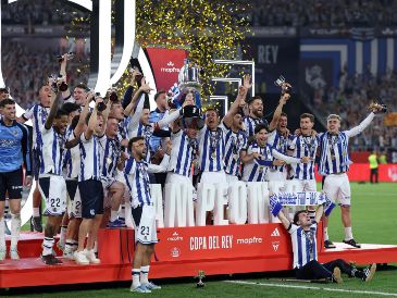 La Real pudo disfrutar de la cuarta Copa del Rey de su historia arropada por miles de aficionados en el estadio de La Cartuja de Sevilla. AFP/ T. COEX.