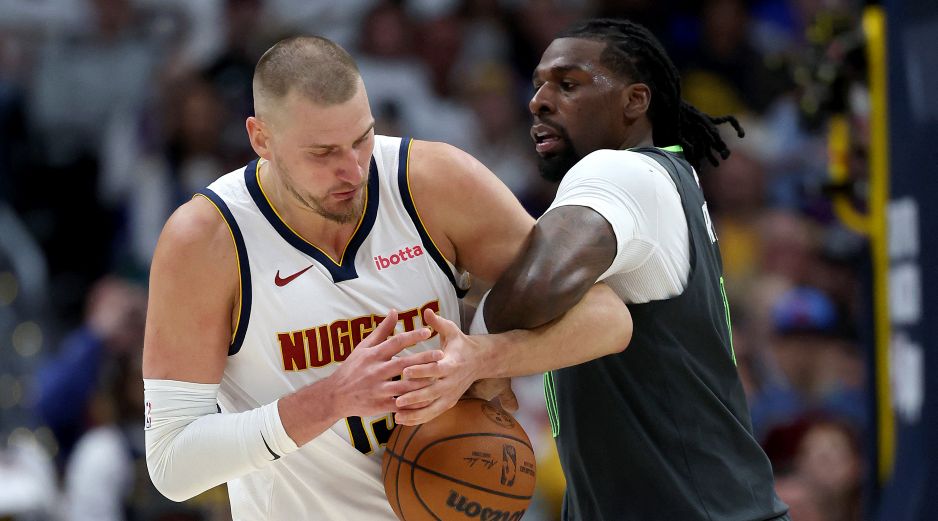 El segundo juego de la serie se disputará el próximo lunes, aún en Denver, antes de viajar a Minneapolis para los juegos 3 y 4. AFP/ M. STOCKMAN