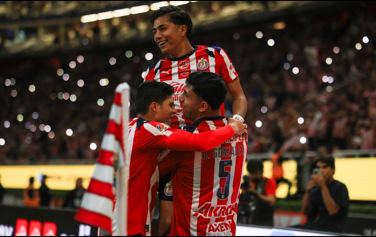 Chivas golea, gusta y hace historia con una manita sobre Puebla