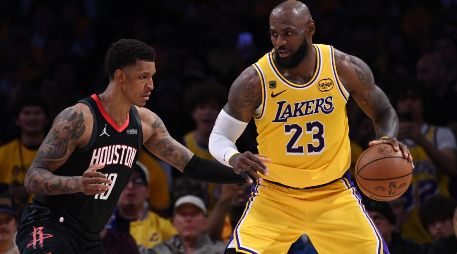 La experiencia y jerarquía que le faltó a Houston sin su mejor hombre, la puso LeBron James del otro lado, controlando las riendas dentro de la duela y repartiendo 13 asistencias con 19 unidades y 8 tablas. AFP/ J. OCAMPO.