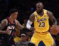 La experiencia y jerarquía que le faltó a Houston sin su mejor hombre, la puso LeBron James del otro lado, controlando las riendas dentro de la duela y repartiendo 13 asistencias con 19 unidades y 8 tablas. AFP/ J. OCAMPO.